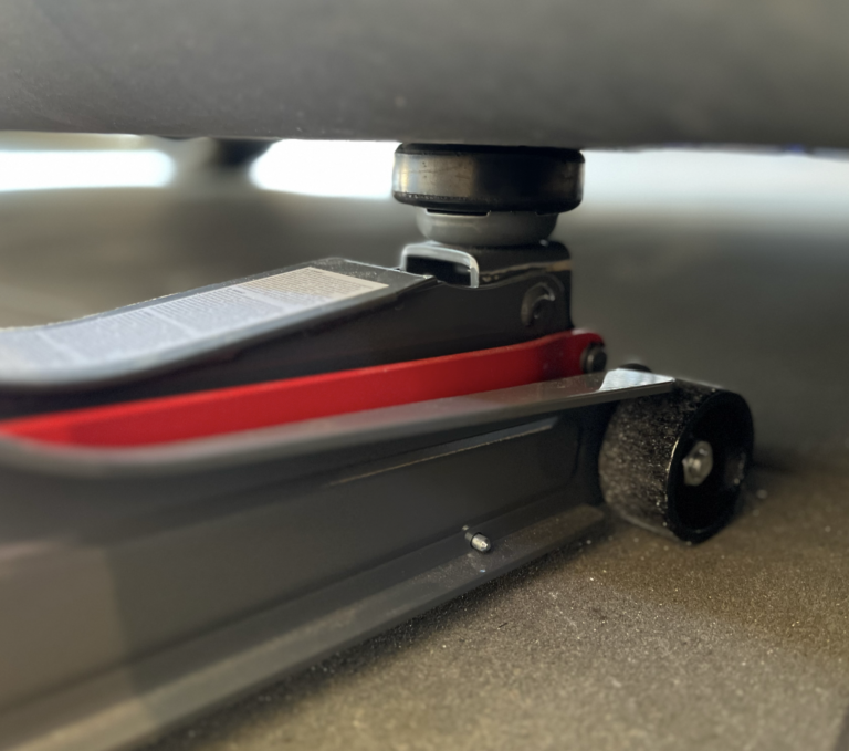 sådan løfter du din tesla korrekt