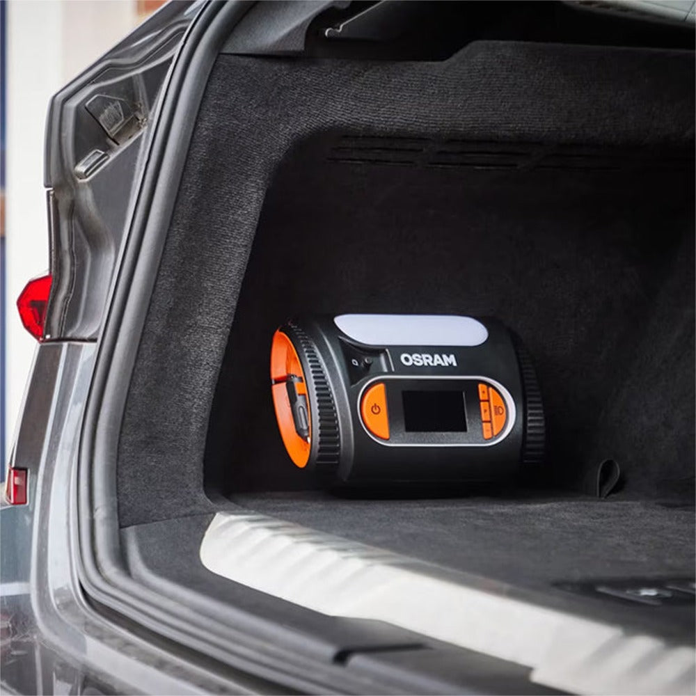 Osram TYREinflate 2120 kompressor placeret i bilens bagagerum