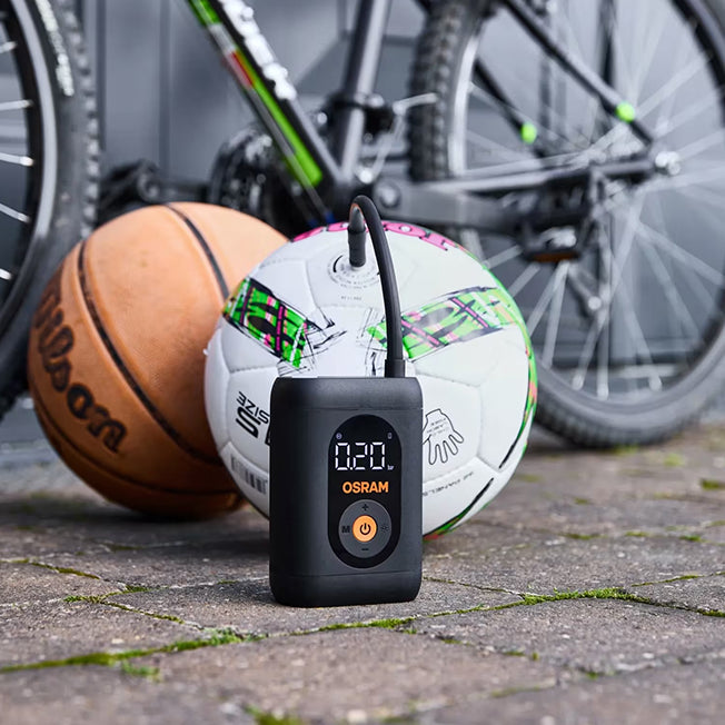 Osram TYREinflate 1600 ved fodbold, basketball og cykel, viser mangesidig brug