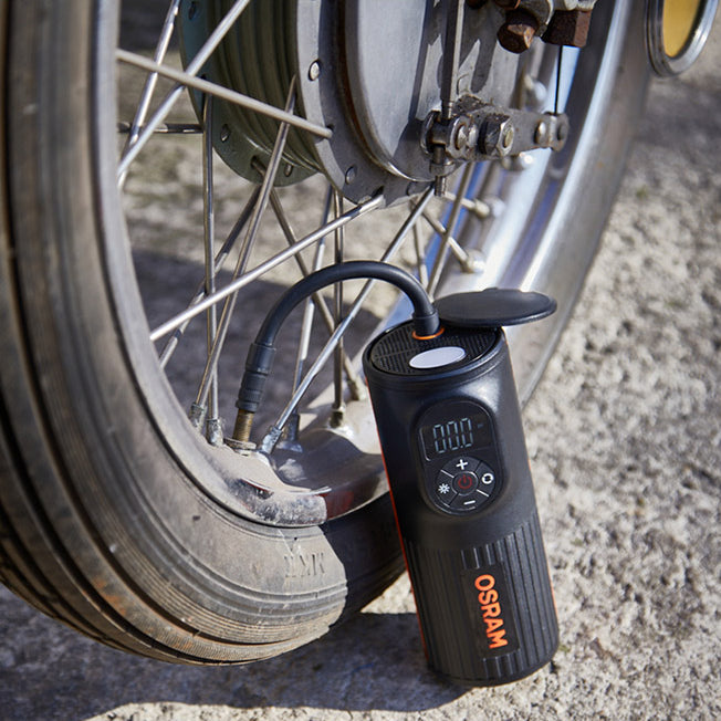 Osram TYREinflate 2000 mini-kompressor tilsluttet hjulet på en barnevogn