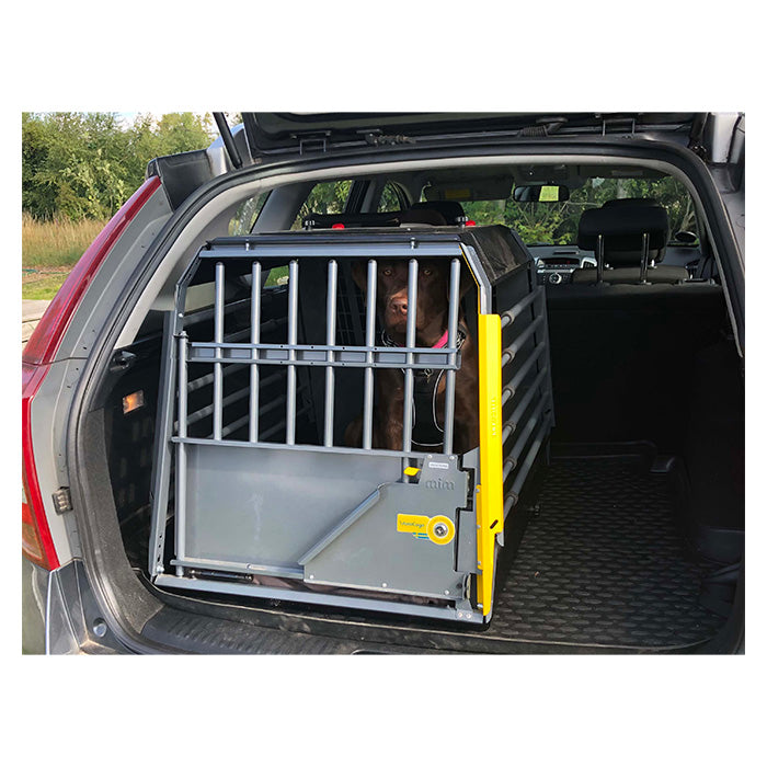 Hund i MIMsafe VarioCage Enkel SL+ hundebur i bagagerummet på en stationcar