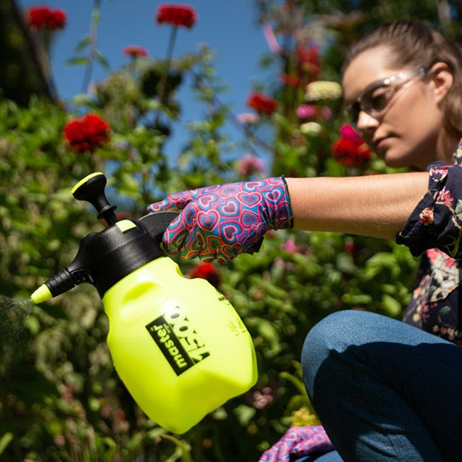 Kvinde sprøjter blomster med Marolex Master Ergo 1000 tryksprøjte 1,0 L
