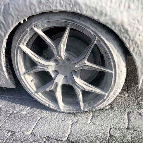 Fælg dækket af tykt skum fra skumlanse med Kärcher Pro fitting