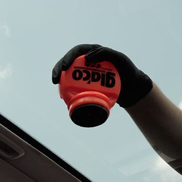 Påføring af Glaco roll-on Max rudecoating på en bilrude