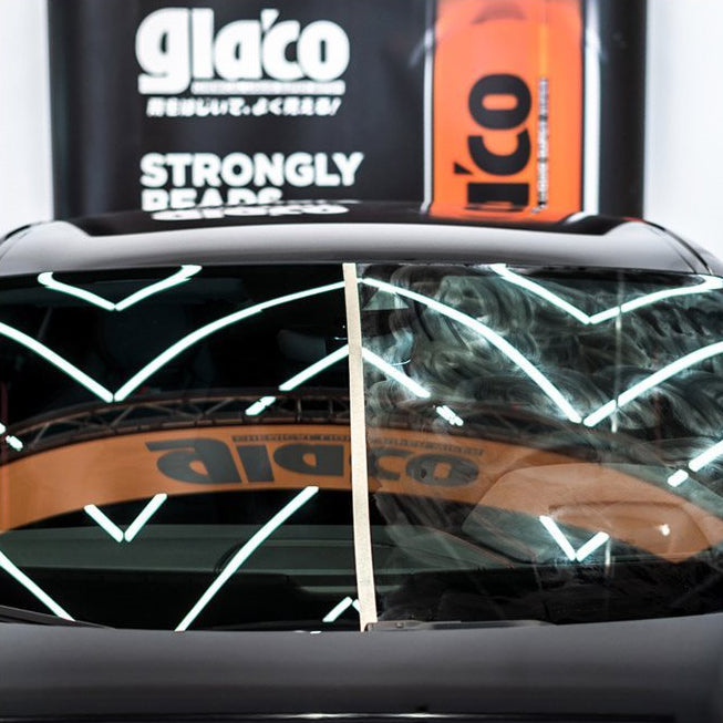 Vindue med Glaco regnafvisende coating til venstre og ubehandlet til højre.