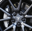 Aero Wheel Kit til Tesla hjulkapsler med T-logo i sort finish.