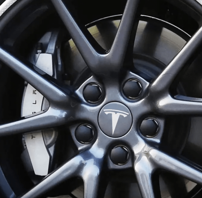 Aero Wheel Kit til Tesla hjulkapsler med T-logo i sort finish.