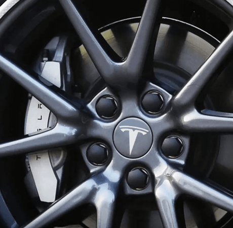 Aero Wheel Kit til Tesla hjulkapsler med T-logo i sort finish.