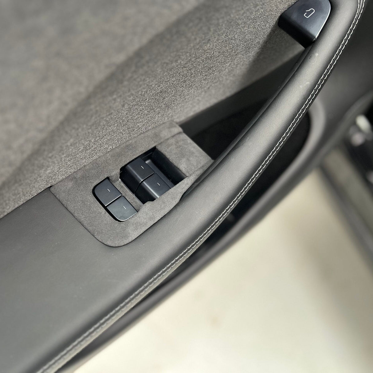 Alcantara cover til knapper til Tesla Model 3 Highland