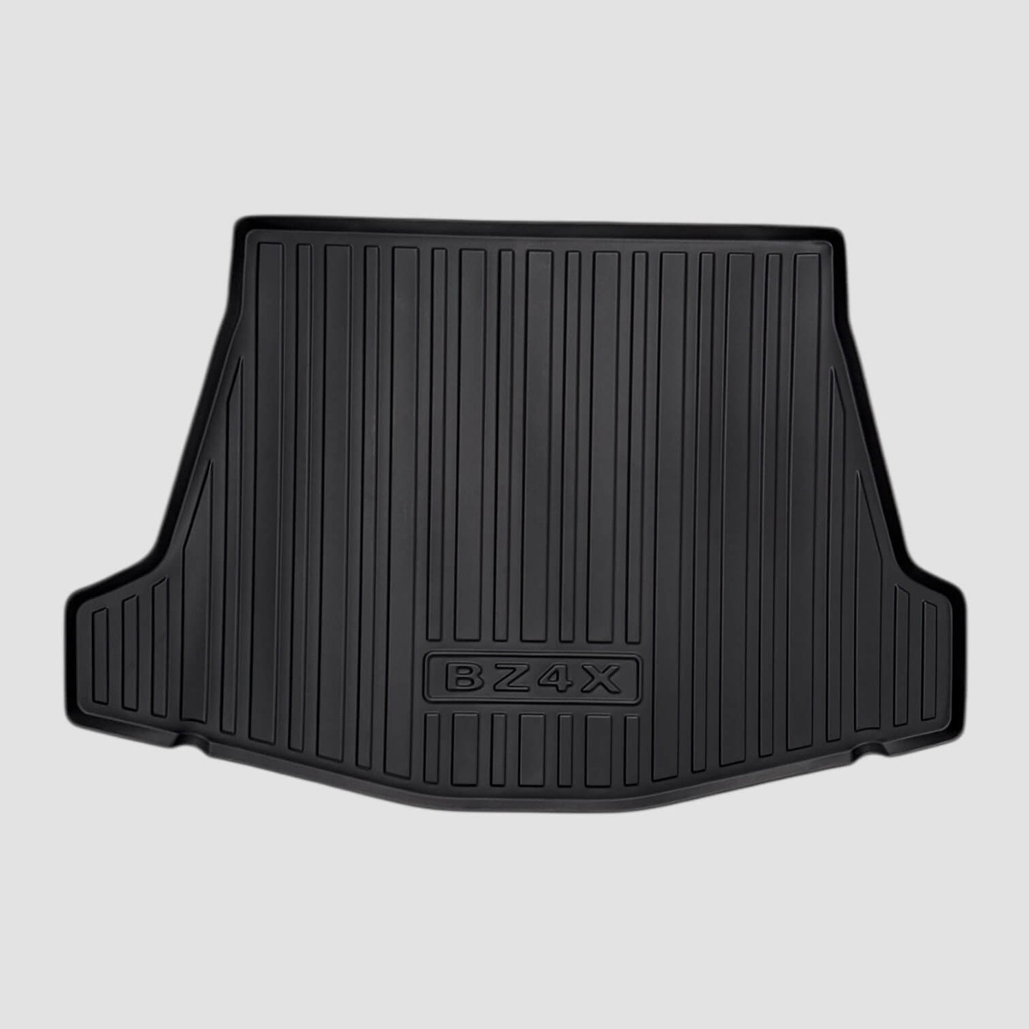 Sort all weather bagagerumsmåtte til Toyota bZ4X, set forfra mod grå baggrund.