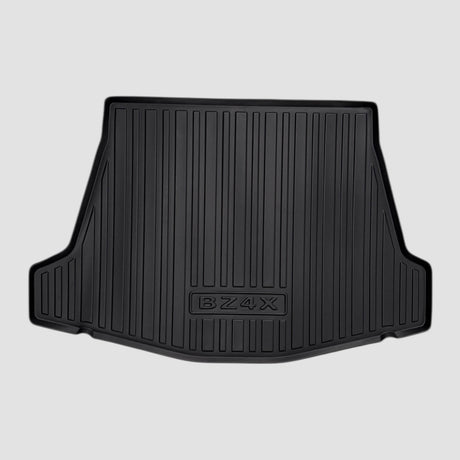 Sort all weather bagagerumsmåtte til Toyota bZ4X, set forfra mod grå baggrund.