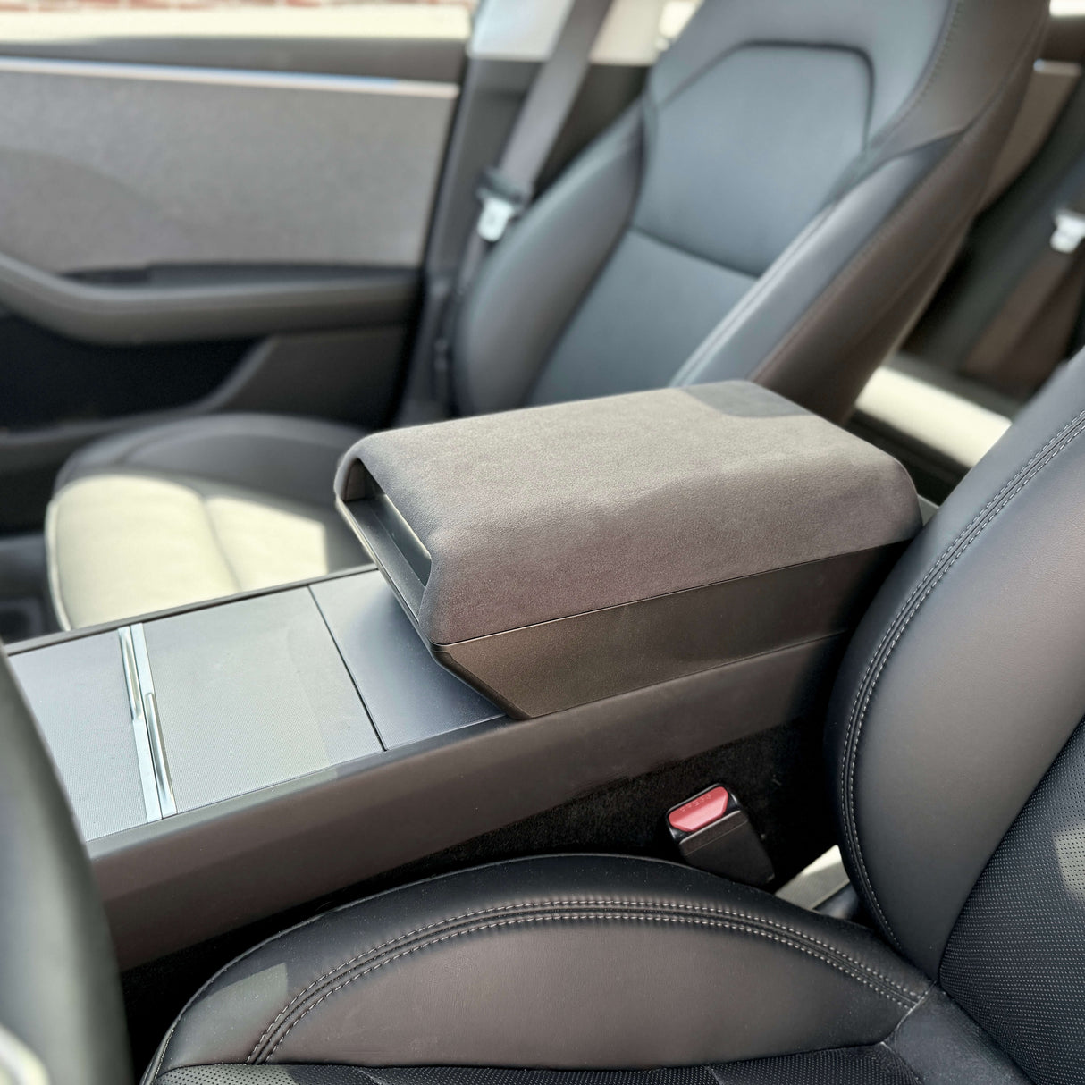 Alcantara armlæn med indbygget opbevaringsrum - Tesla Model 3/Y