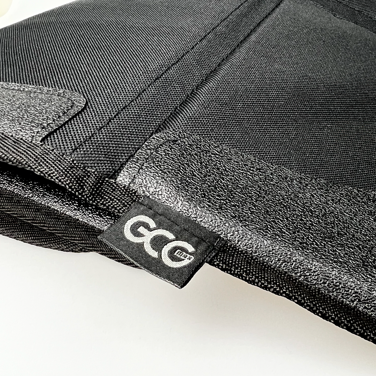 GCG Logo på bunden af autostolbeskytteren