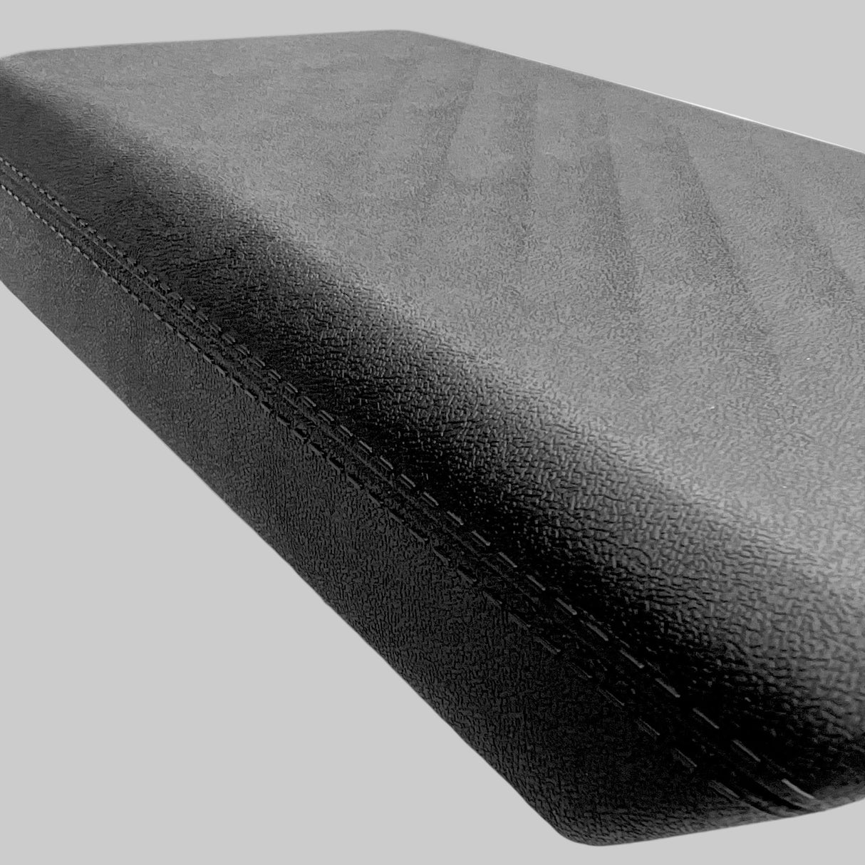 Nærbillede af armlæn cover til Tesla model 3. Viser hvilket stof der er tilføjet til produktet.