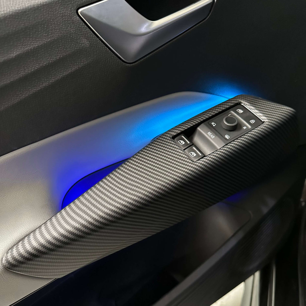 Mat carbon look cover til dør, med blåt lys, til VW ID.3 og ID.4.