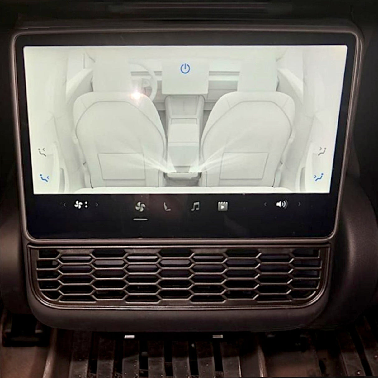 Touchskærm i Tesla Model 3/Y, der viser cover til ventilation monteret på bilens midterkonsol.