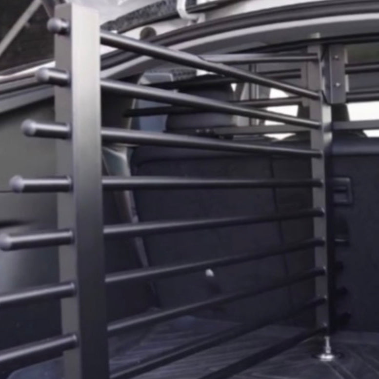 Hundegitter til Tesla Model Y, viser gitteret fra en sidevinkel.