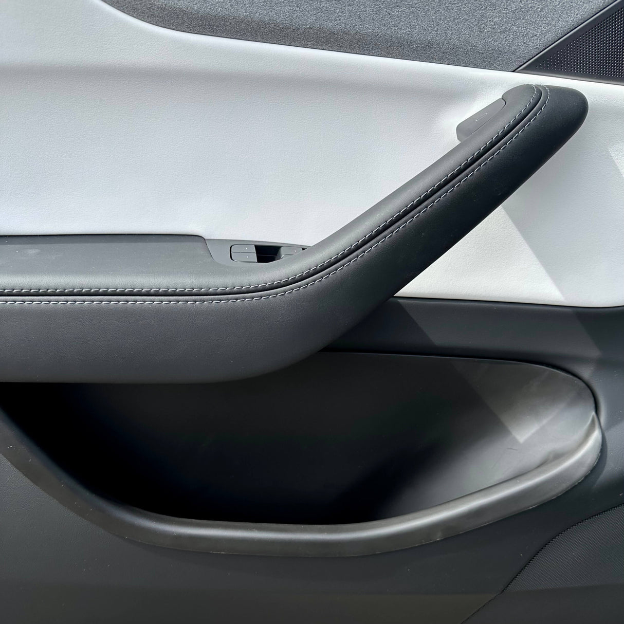 Nærbillede af dørbakke (XL) monteret i Tesla Model Y Juniper 2025.