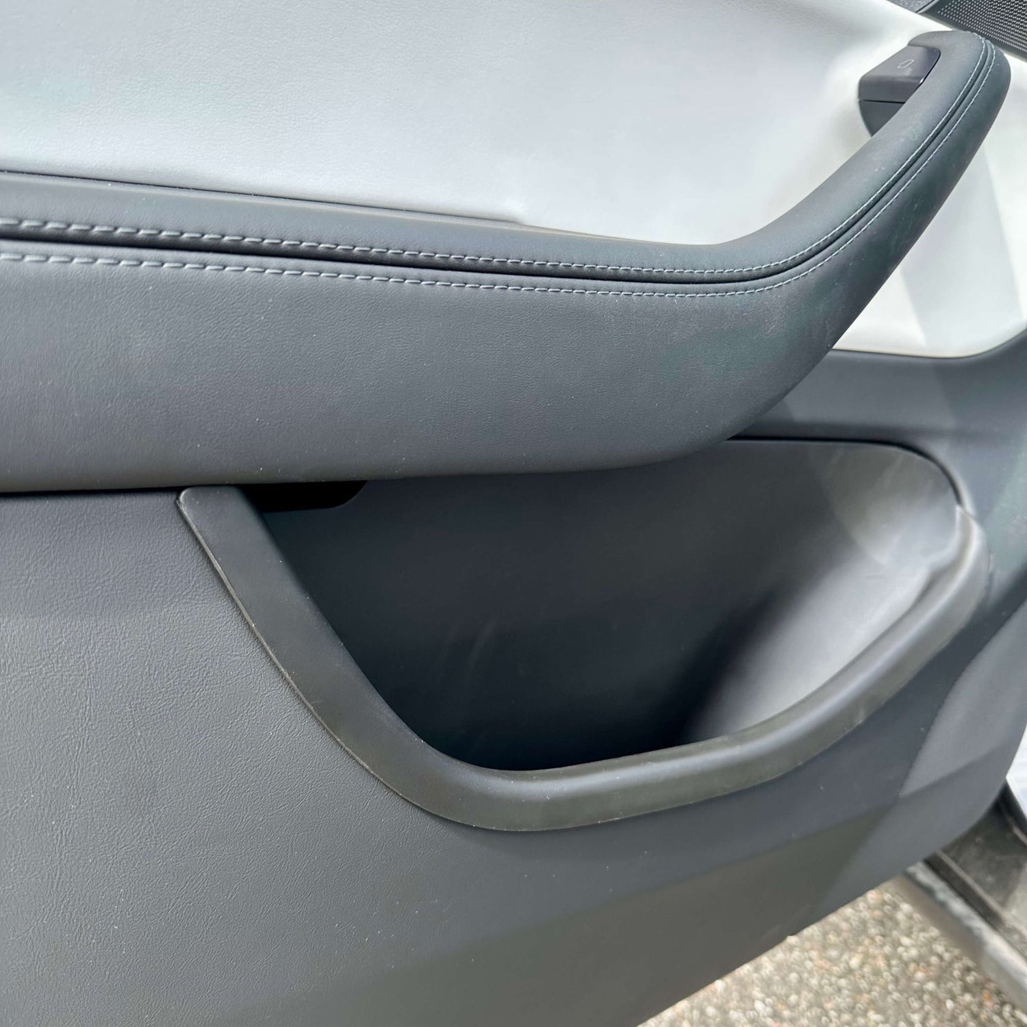 Dørbakke (XL) monteret i døren på en Tesla Model Y Juniper 2025, vist fra tæt hold.