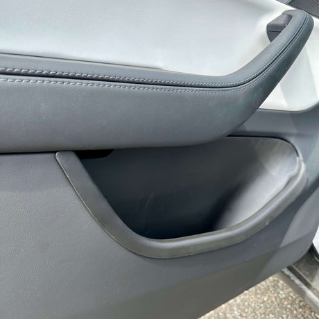 Dørbakke (XL) monteret i døren på en Tesla Model Y Juniper 2025, vist fra tæt hold.