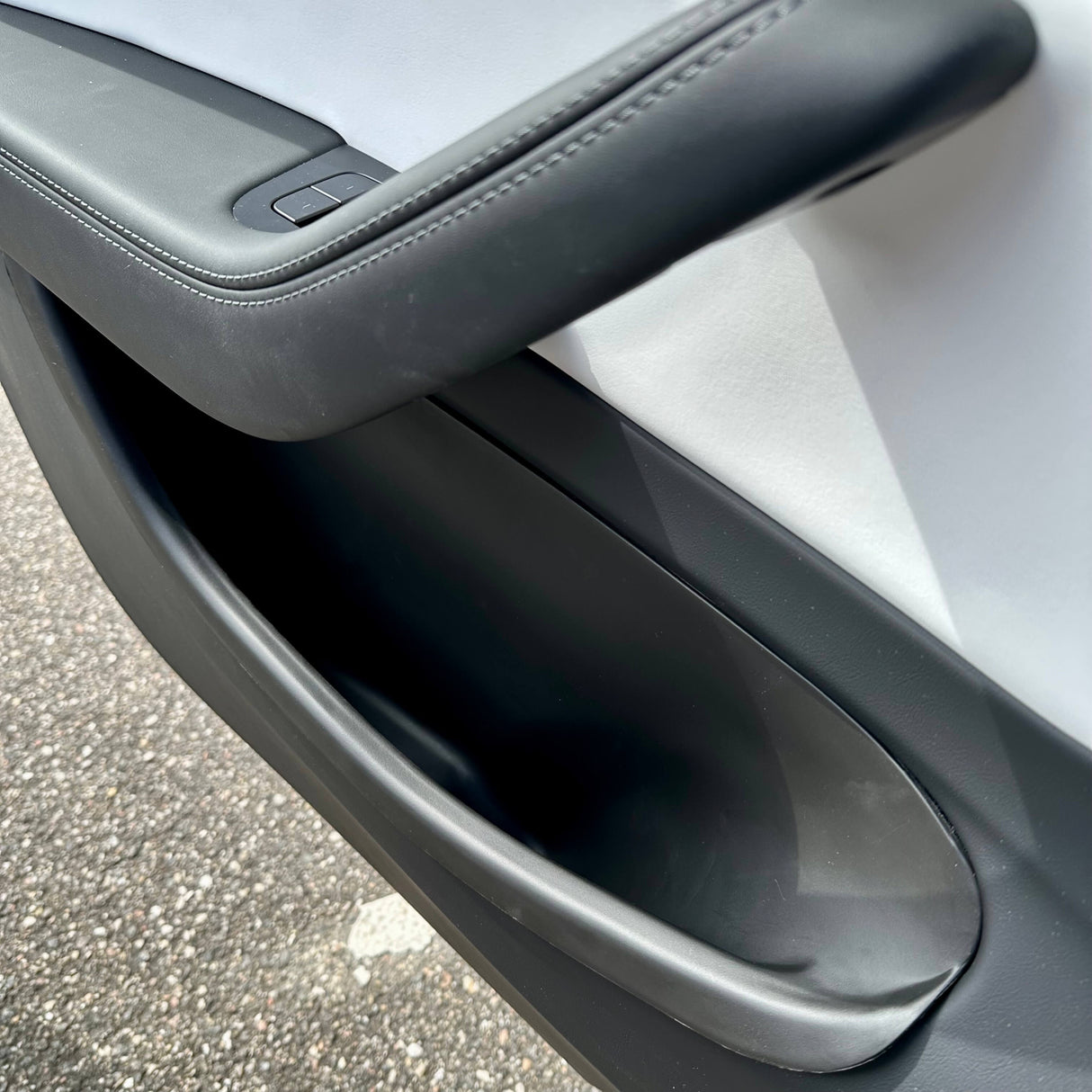 Dørbakke (XL) installeret i en Tesla Model Y Juniper 2025 dørpanel, set tæt på.