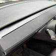 Sort dashboard cover til Tesla Model 3/Y, tæt på bilens interiør.