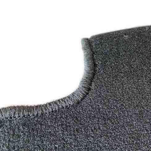 tæt på billede af filt måtte til tesla model y.