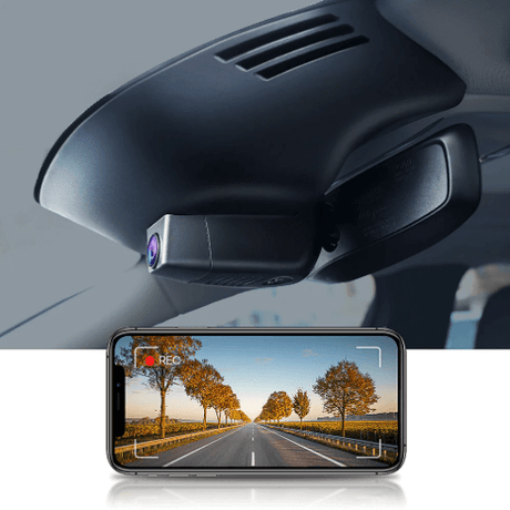 FitCamX Dash Cam installeret i Volvo XC40, med optagelse vist på smartphone-skærm.