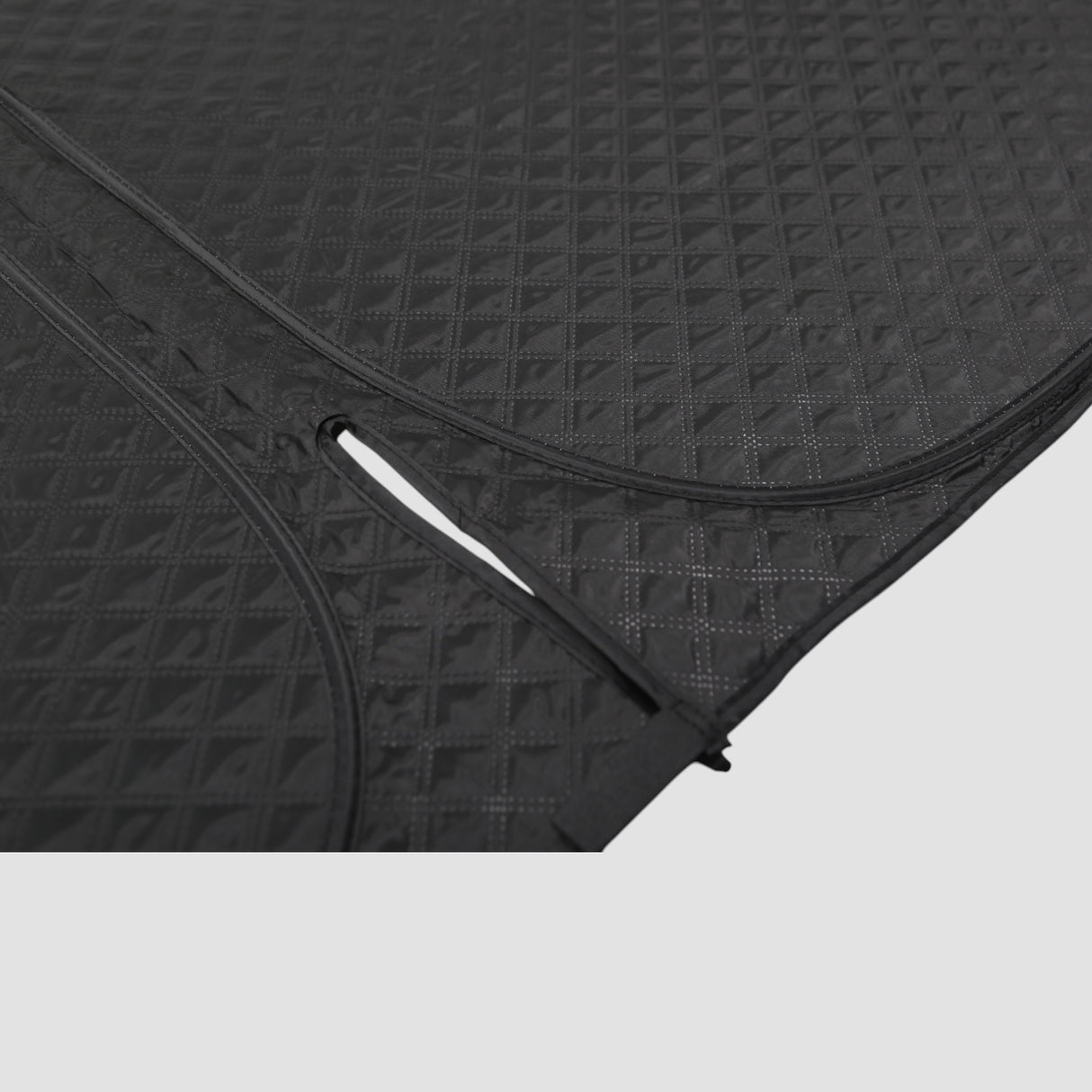 Detaljebillede af sort afdækning til vinduer, designet til XPENG G6.