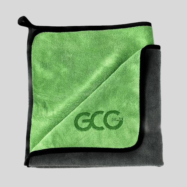 GCG MAX mikrofiberklud i grøn og mørkegrå, foldet og med logo.