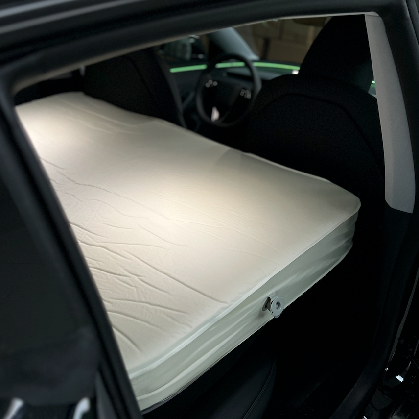 Luftmadras til elbil vist fra siden af passagerdøren