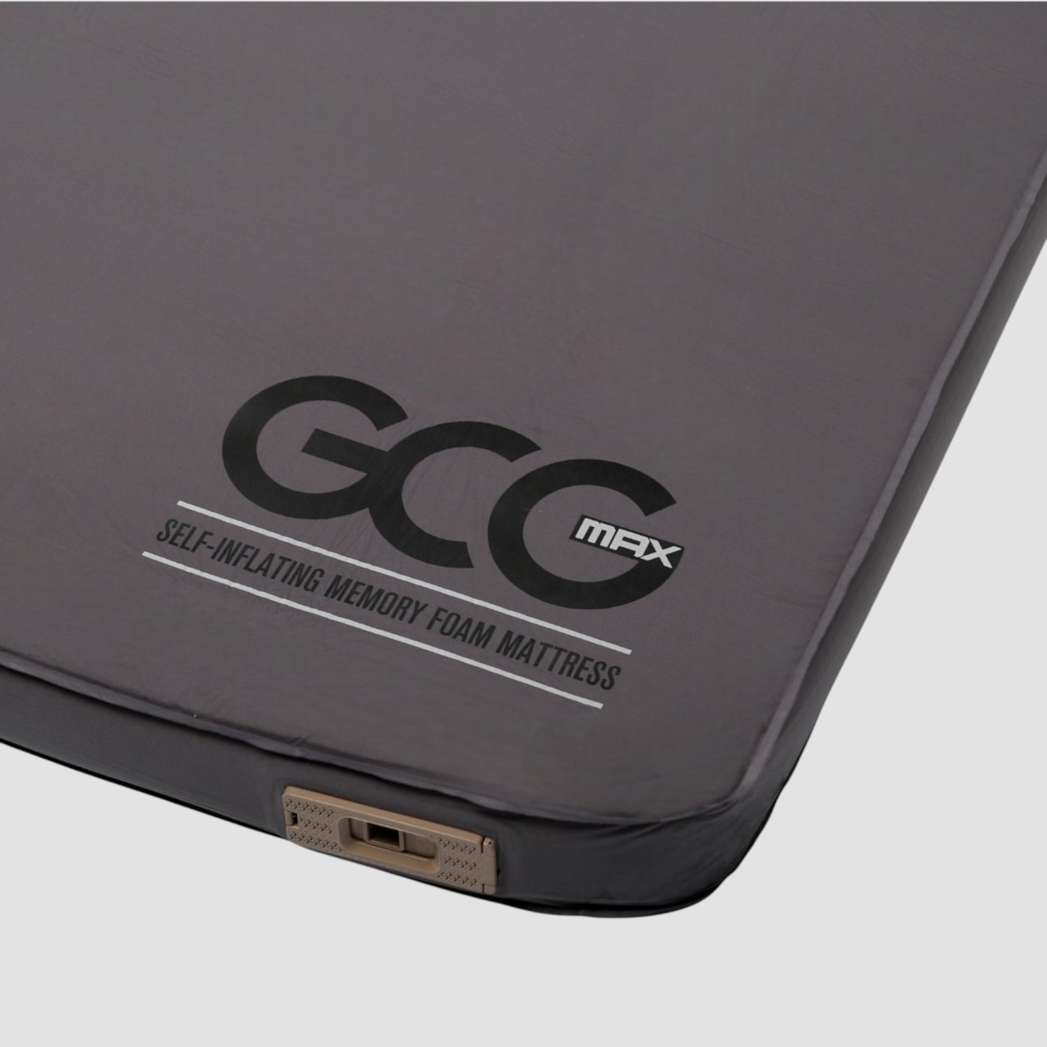 GCG MAX Komfort selvoppustelig luftmadras med memory foam, vist i nærbillede af hjørnet.