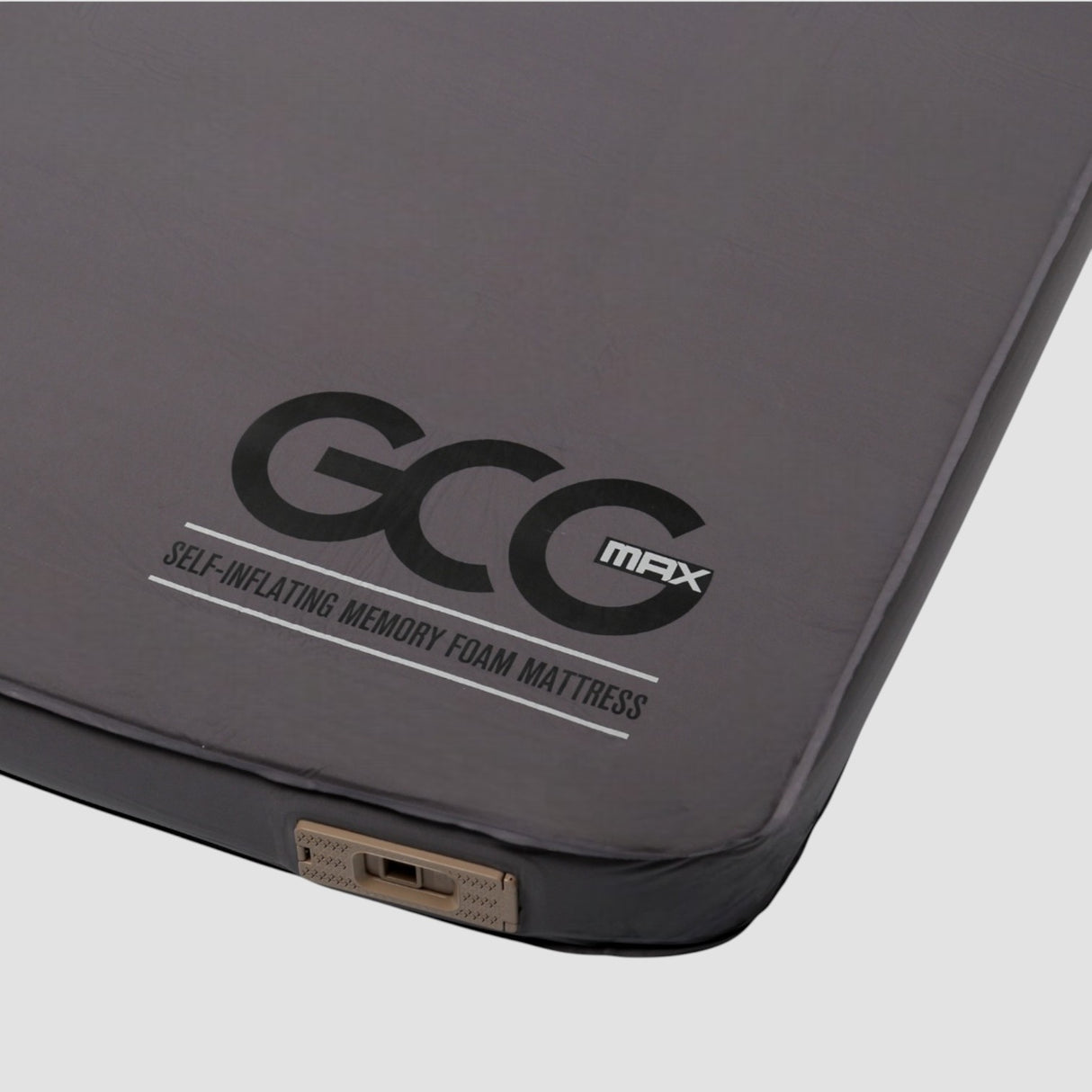 GCG MAX Komfort selvoppustelig luftmadras med memory foam, vist i nærbillede af hjørnet.