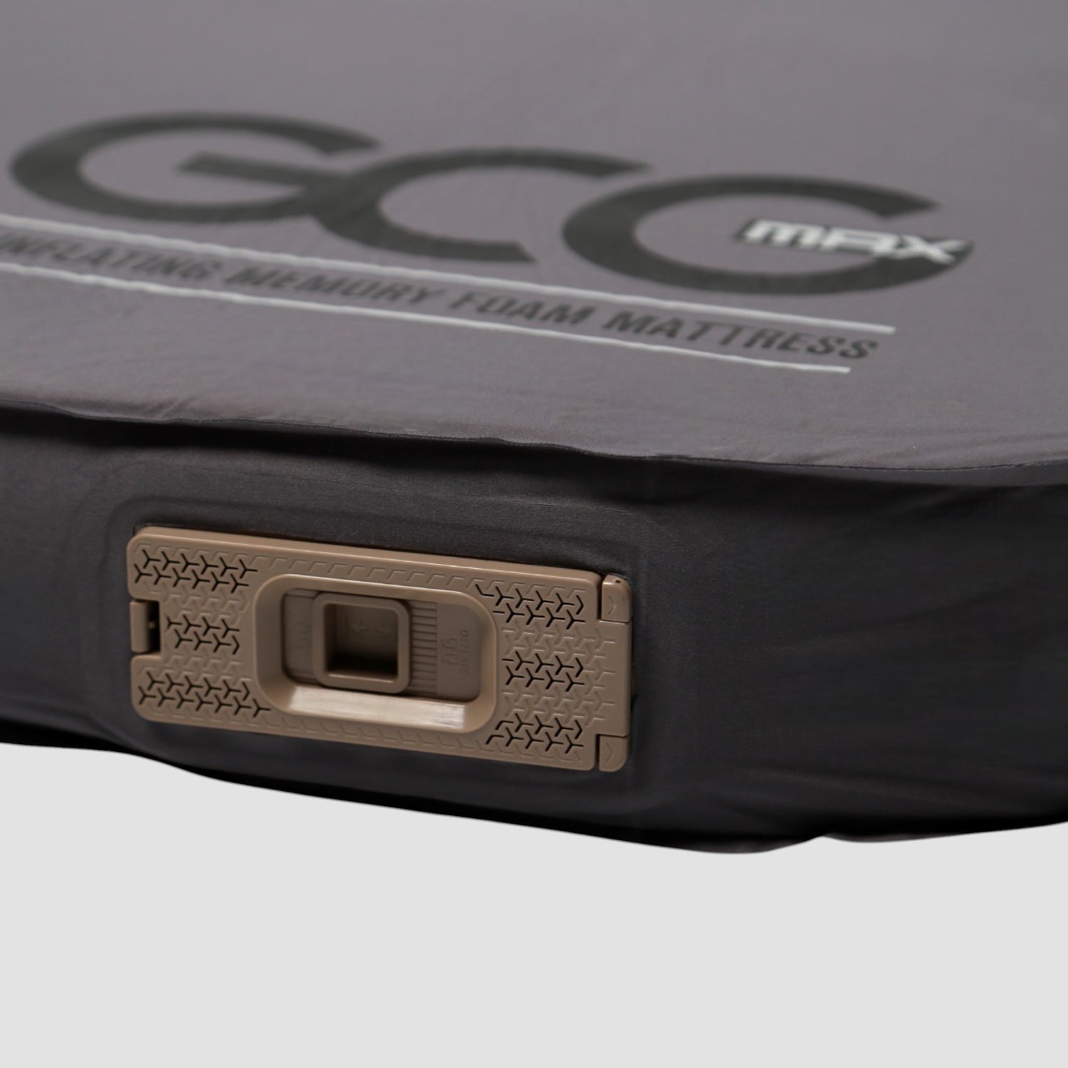 Nærbillede af GCG MAX Komfort luftmadras med memory foam og pumpe i fokus.