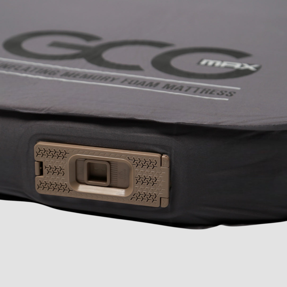 Nærbillede af GCG MAX Komfort luftmadras med memory foam og pumpe i fokus.