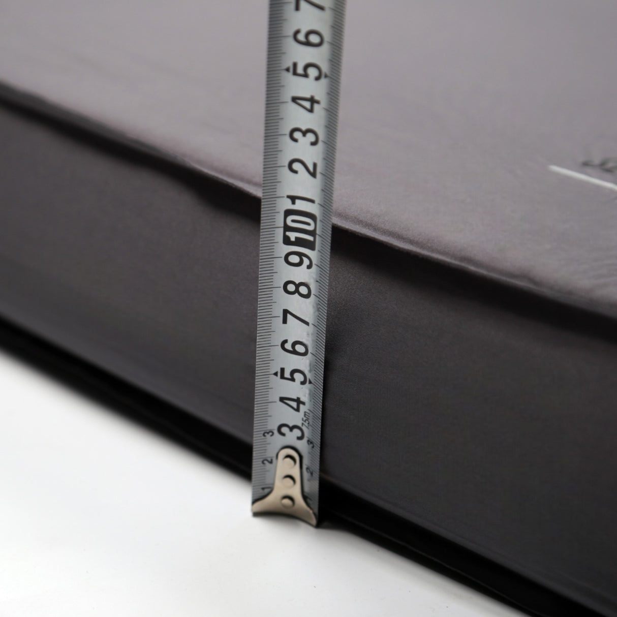 Målebånd viser tykkelsen på GCG MAX Komfort luftmadras med memory foam.