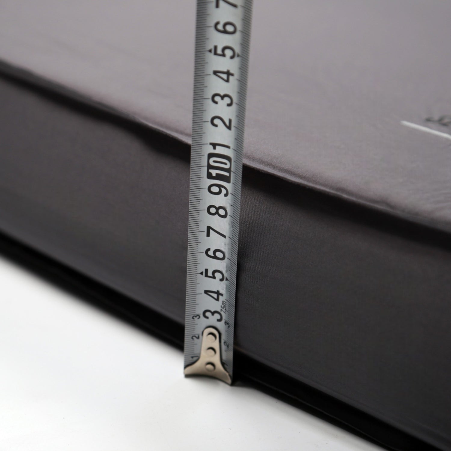 Målebånd viser tykkelsen på GCG MAX Komfort luftmadras med memory foam.