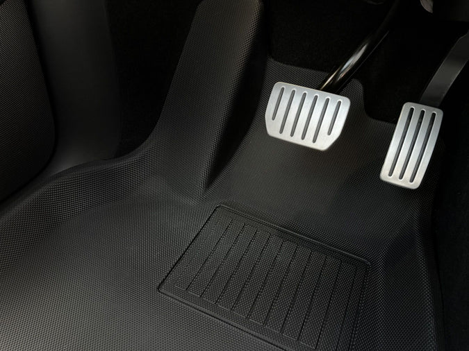 Detaljeret billede af GCG MAX gulvmåtter med skridsikkert design, pedaler synlige.