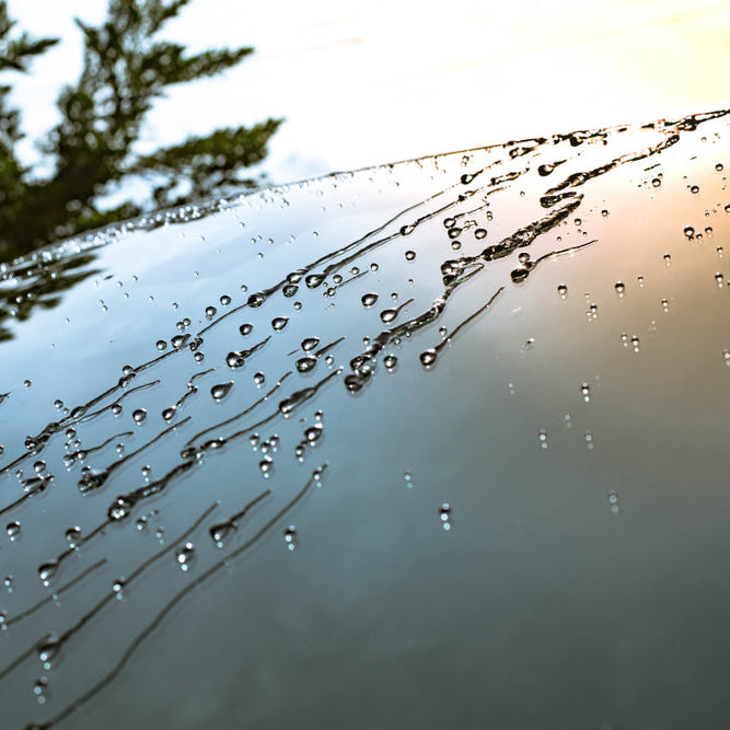 Glaco vandperler på bilrude fra regnvejr