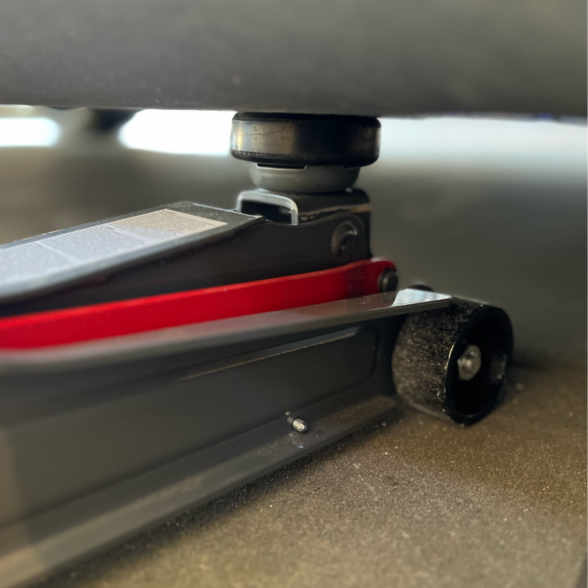 Løfteklods i sort gummi beskytter bilen, når den løftes med donkraft.