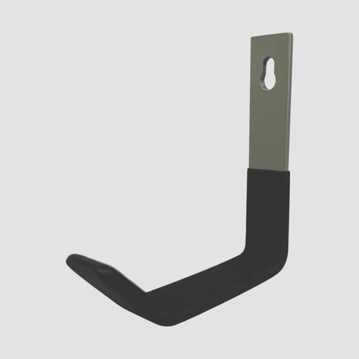 Vægholder til ladekabel og stik, der sikrer organiseret opbevaring.