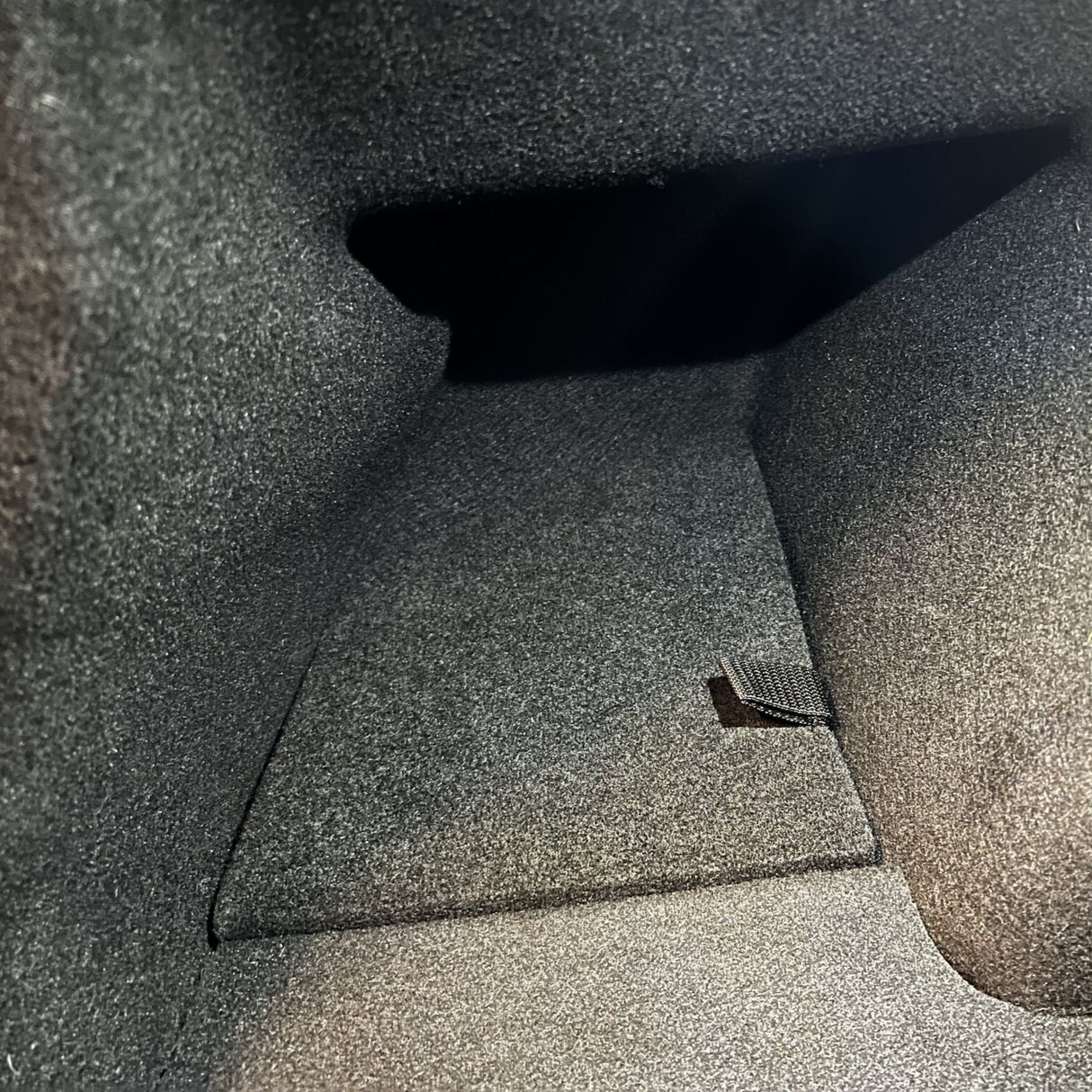 Låg med filt-overflade, passer til Tesla Model 3 (trunk)