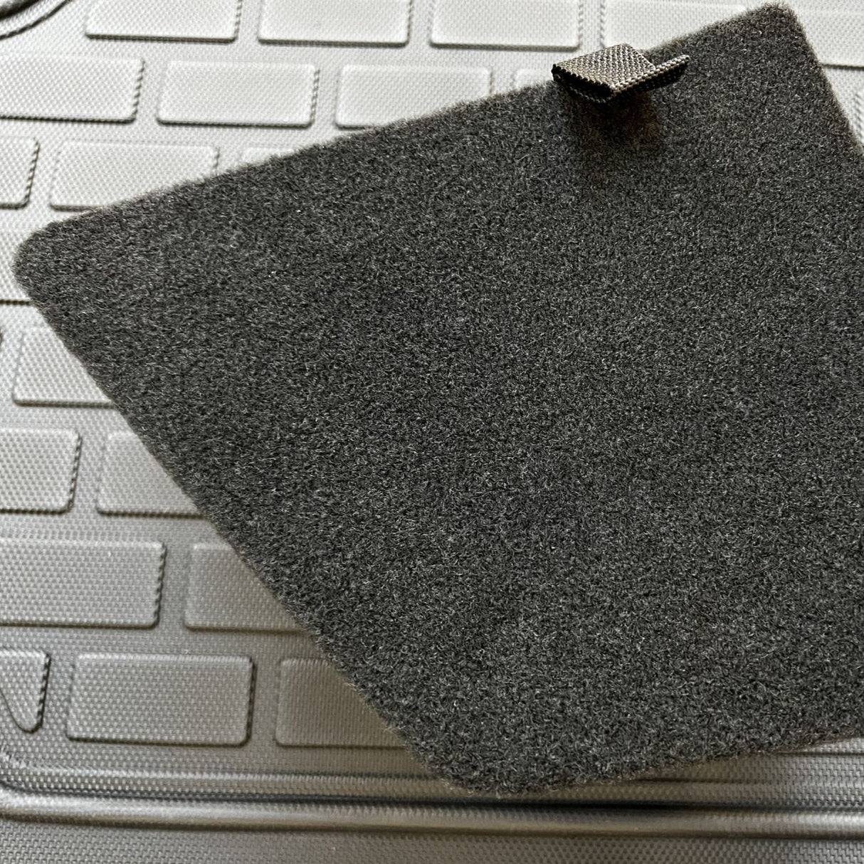 Låg med filt-overflade, passer til Tesla Model 3 (trunk)