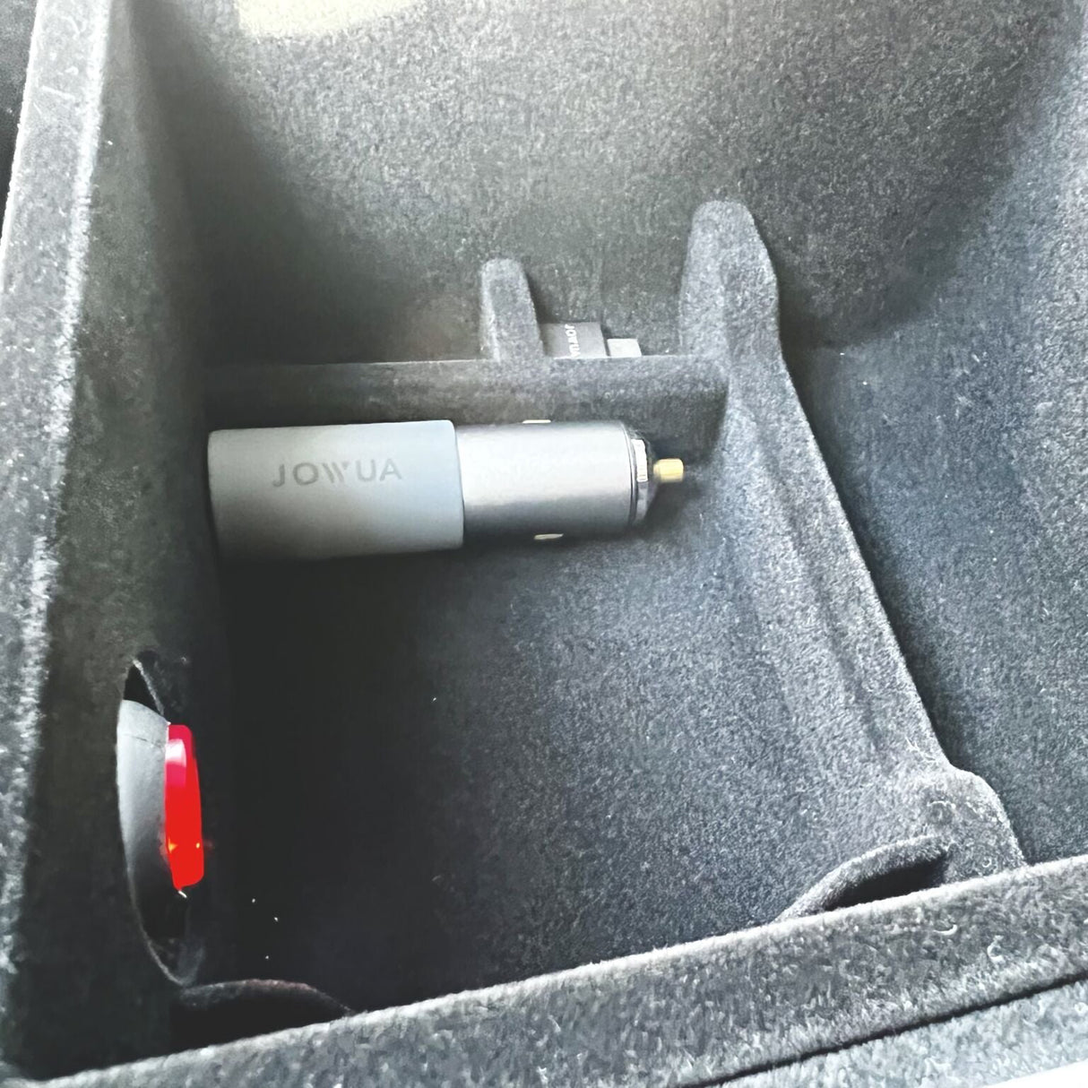 Opbevaringsboks til armlæn (med indgang til 12v.) Passer til Tesla Model 3/Y