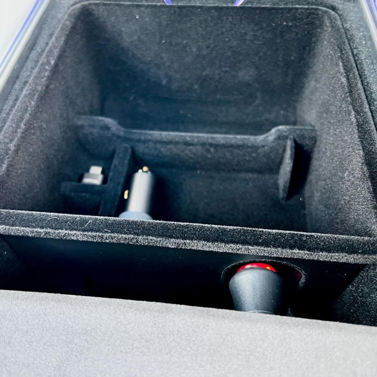 Opbevaringsboks til armlæn (med indgang til 12v.) Passer til Tesla Model 3/Y