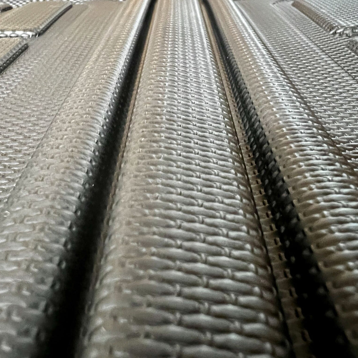 Nærbillede af sort GCG MAX 3D bagagerumsmåtte tekstur og riller