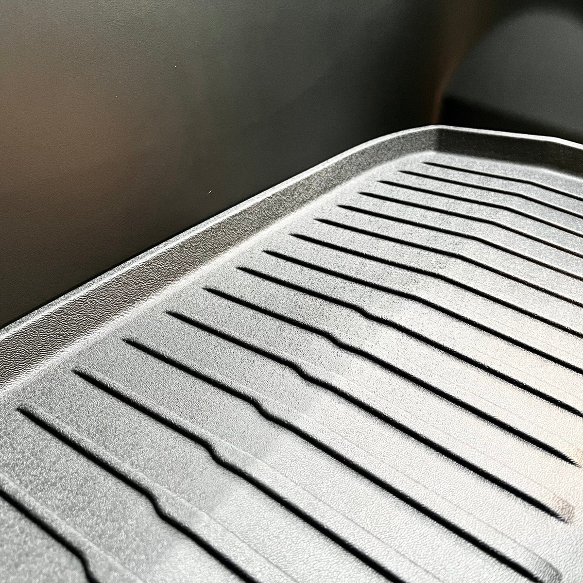 Nærbillede af riller på frunk måtte til Tesla Model 3 2024 Highland