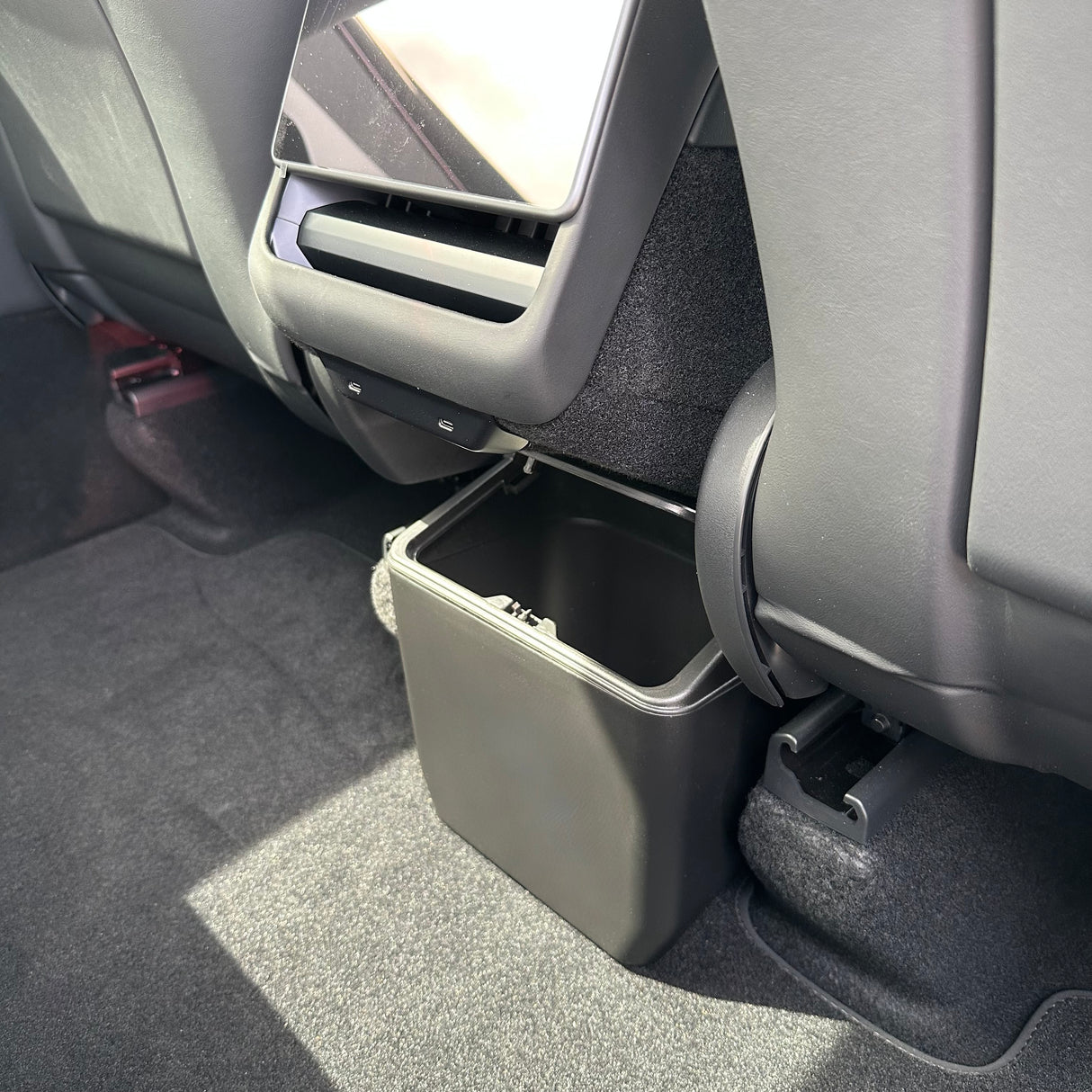 Affald/opbevaringsboks med kliklåg (bagsædet) – Passer til Tesla Model Y Juniper (2025-)