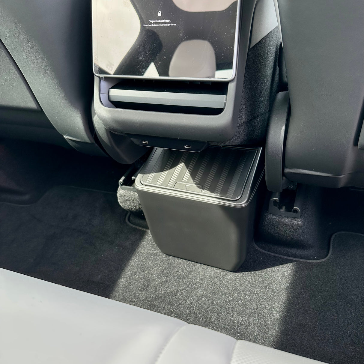 Affald/opbevaringsboks med kliklåg (bagsædet) – Passer til Tesla Model Y Juniper (2025-)