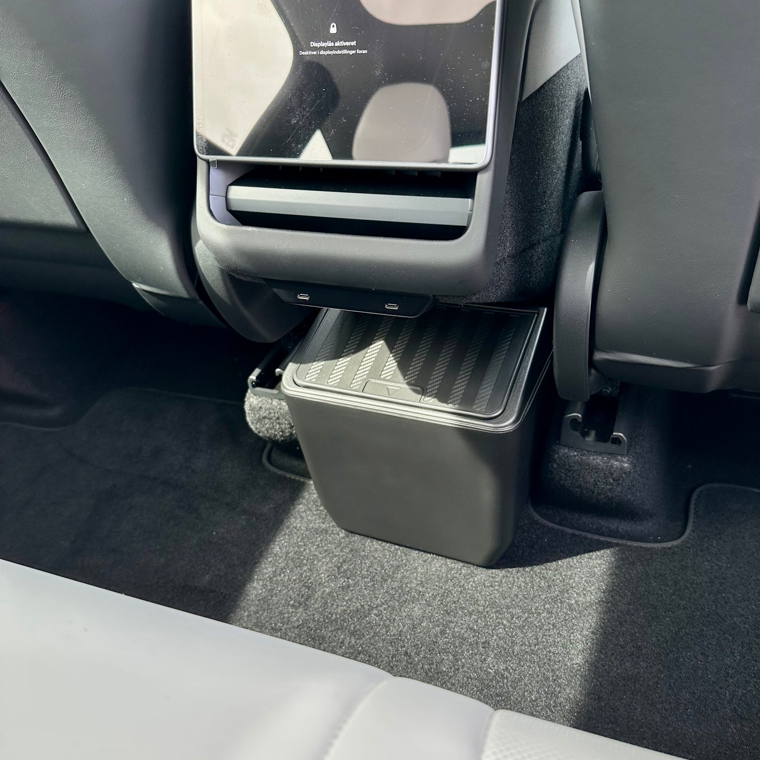 Affald/opbevaringsboks med kliklåg (bagsædet) – Passer til Tesla Model Y Juniper (2025-)